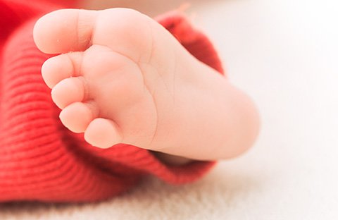 生まれた時の赤ちゃんの小さな足